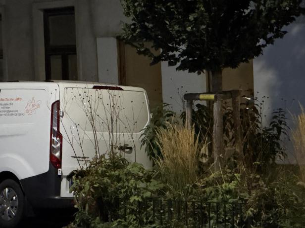 Ein Lieferwagen der Firma „Bau Tischler Jako“ steht vor einem Gebäude.