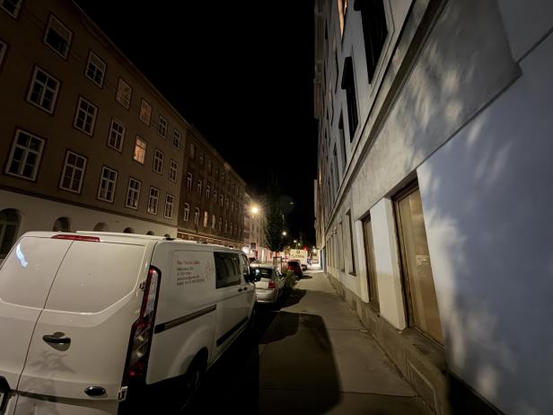 Eine nächtliche Straßenszene mit einem Lieferwagen der Firma Bau Tischler Jako.