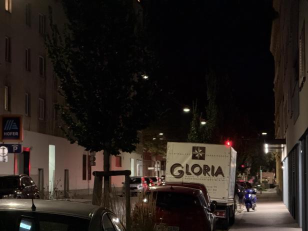 Ein LKW der Firma Gloria parkt nachts in einer Straße.