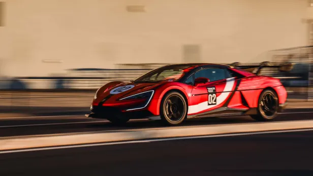 Ein roter Yangwang U9 Xtreme Rennwagen fährt auf einer Rennstrecke.