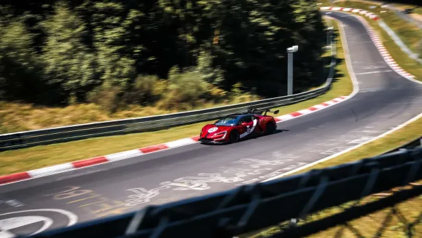 Ein roter Yangwang U9 Xtreme fährt auf einer Rennstrecke.