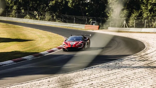 Ein roter Yangwang U9 Xtreme-Sportwagen fährt auf einer Rennstrecke.