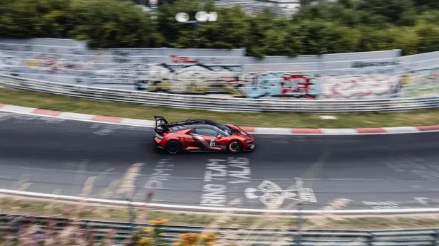 Ein roter Yangwang U9 Xtreme rast auf einer Rennstrecke.