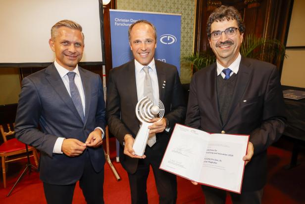 Wirtschaftsminister Wolfgang Hattmannsdorfer, Preisträger Julian Weghuber und CDG-Präsident Martin Gerzabek.
