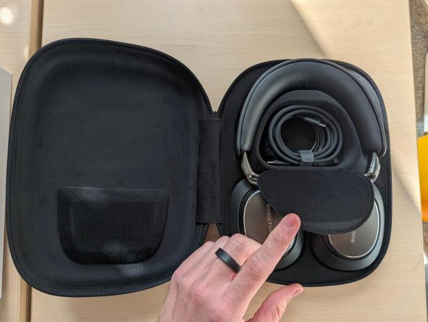 Ein Bowers & Wilkins PX8 S2 Kopfhörer im geöffneten Transportetui.