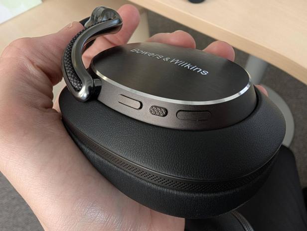 Nahaufnahme eines Bowers & Wilkins PX8 S2 Kopfhörers.