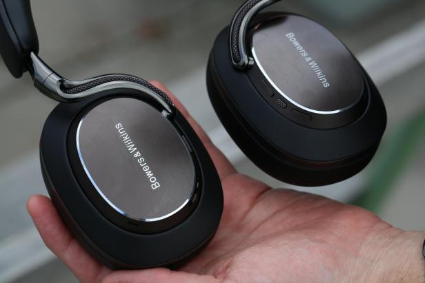 Ein Paar Bowers & Wilkins PX8 S2 Kopfhörer werden in einer Hand gehalten.