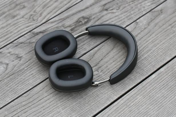 Ein Bowers & Wilkins PX8 S2 Kopfhörer liegt auf einem Holztisch.