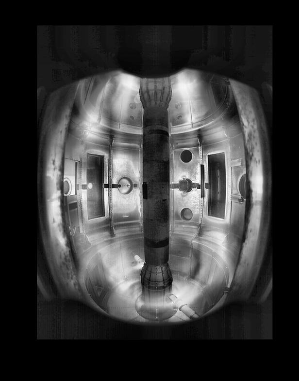 Schwarz-weiß Aufnahme aus dem Inneren des Fusionsreaktors.