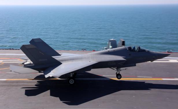 Eine J-35 an Bord der Fujian.