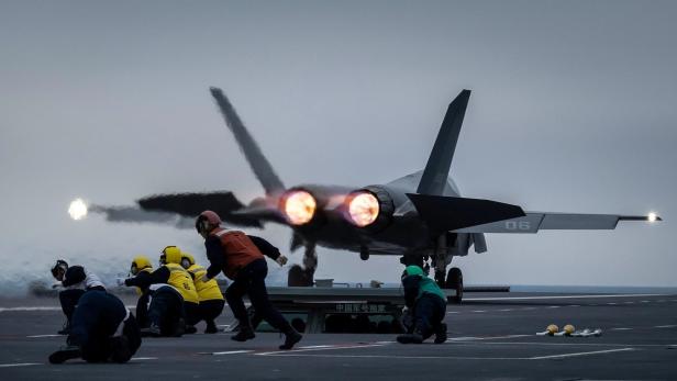 Eine J-35 an Bord des Flugzeugträgers Fujian.