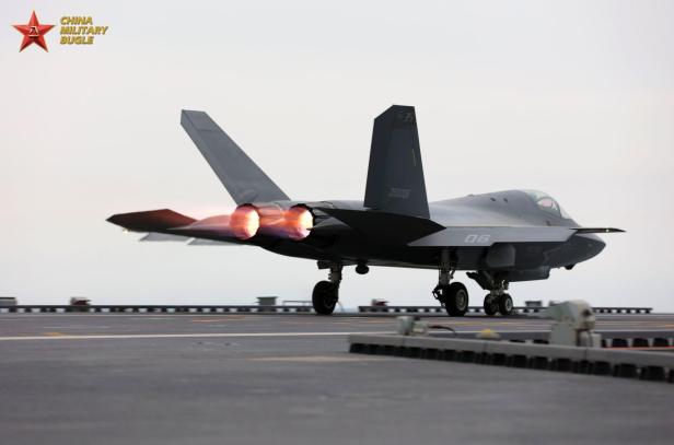 Eine J-35 an Bord der Fujian.