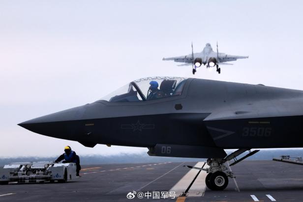 J-35 an Bord der Fujian, im Hintergrund startet eine J-15T.
