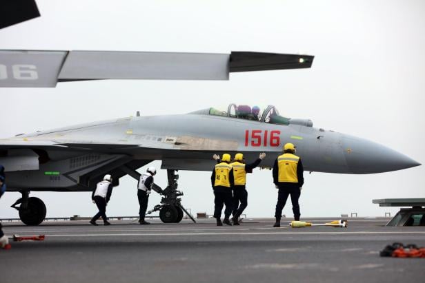 Ein J-15T-Kampfflugzeug auf dem Flugzeugträger Fujian.