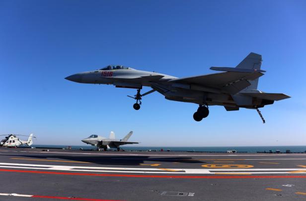 Eine J-15T landet auf dem Flugzeugträger Fujian.
