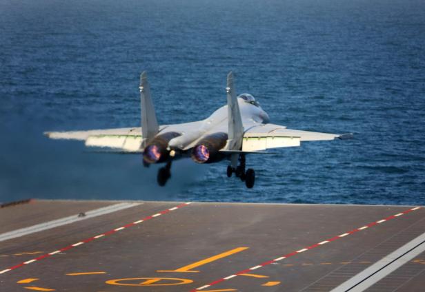 Eine J-15T startet von dem Flugzeugträger Fujian.