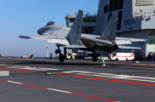 Ein J-15T Kampfjet landet auf dem Flugzeugträger Fujian.