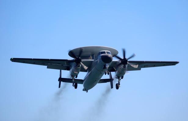 Ein KJ-600 Flugzeug im Landeanflug vor blauem Himmel.