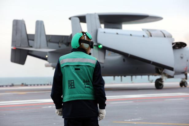 Ein KJ-600 Flugzeug auf dem Flugzeugträger Fujian.