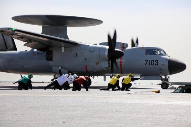 Ein KJ-600 Flugzeug auf dem Flugzeugträger Fujian.