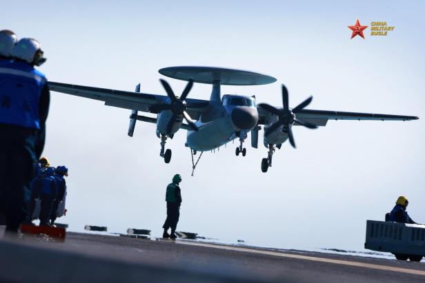 Ein KJ-600 Flugzeug landet auf dem Flugzeugträger Fujian.