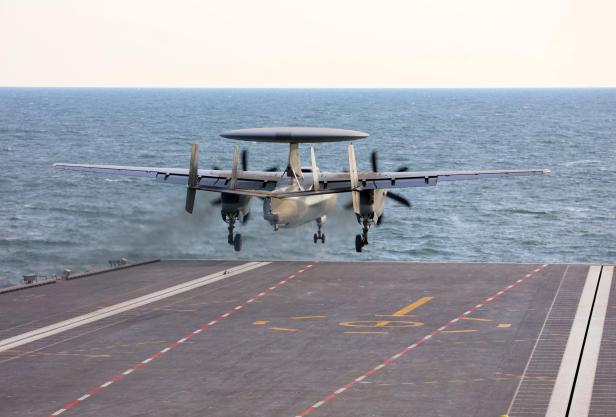 Ein KJ-600 Flugzeug landet auf der Fujian.