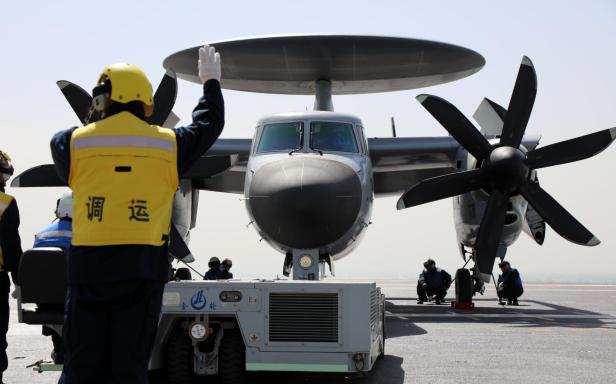 Ein KJ-600 Flugzeug auf dem Flugzeugträger Fujian.