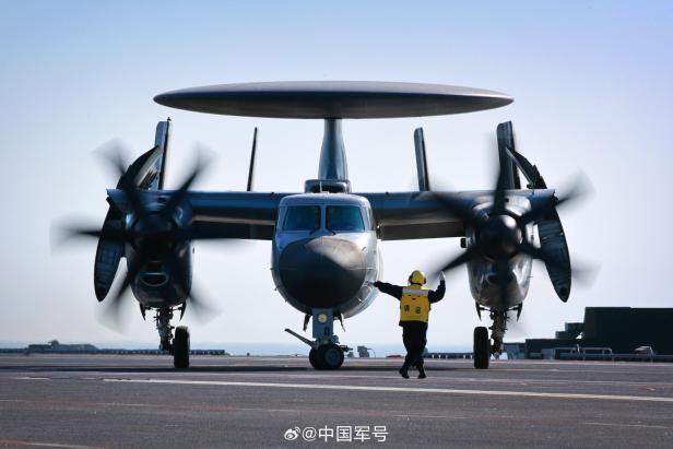 Ein KJ-600 Flugzeug auf dem Flugzeugträger Fujian.