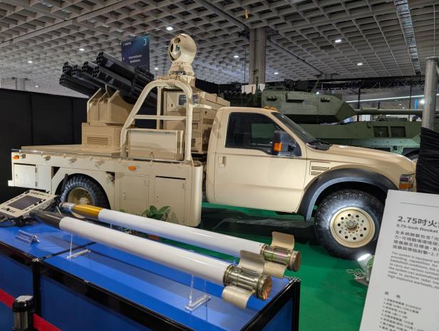 Raketenwerfer auf einem Pickup-Truck, möglicherweise von RTVS.