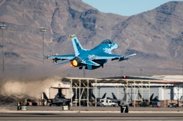 Eine F-16 des 64th Aggressor Squadrons mit der Lackierung einer russischen Su-57