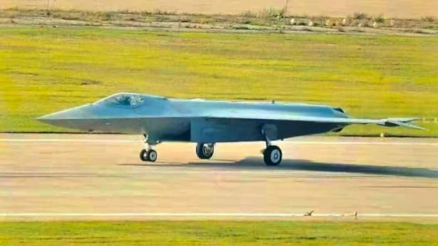 Chinesischer Kampfjet J-50 am Boden