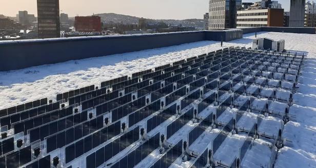 Vertikale Solarmodule im Schnee.