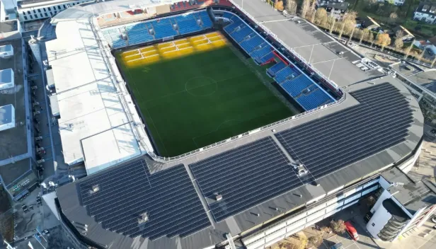 PV auf dem Fußballstadion.