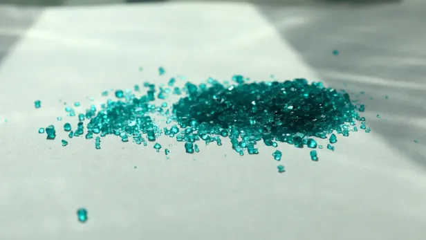 Nickelkristalle in grün-blauer Farbe, wie sie nach dem Phytomining-Verfahren von Genomines aus Pflanzen gewonnen werden.