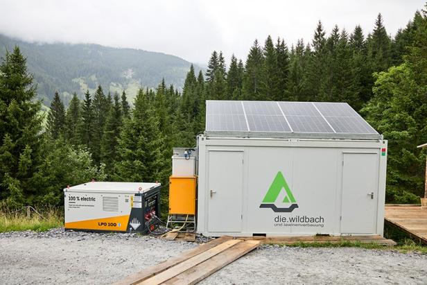 Der Akku neben dem Container