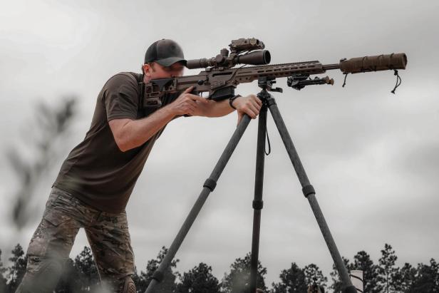 Scharfschützengewehr auf einem Dreibein. Oben am Zielfernrohr ist ein Entfernungsmesser montiert
