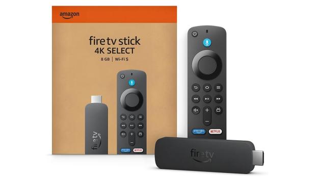 Ein schwarzer Fire TV Stick mit passender Fernbedienung und Verpackung mit 4K- und Wi-Fi-5-Hinweis.