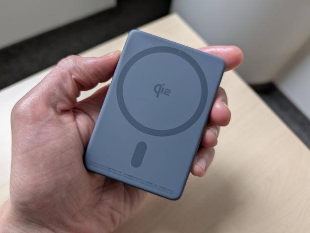 Baseus Powerbank in der Hand