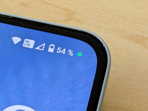 Grüner Punkt am Android-Handy, der Mikrofon-Zugriff zeigt