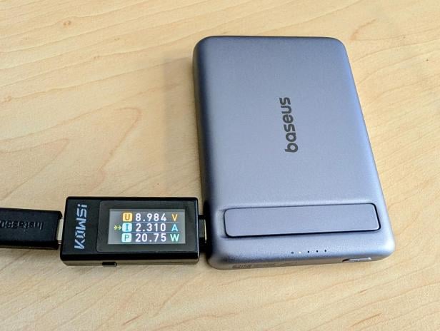 Baseus-Powerbank beim Laden