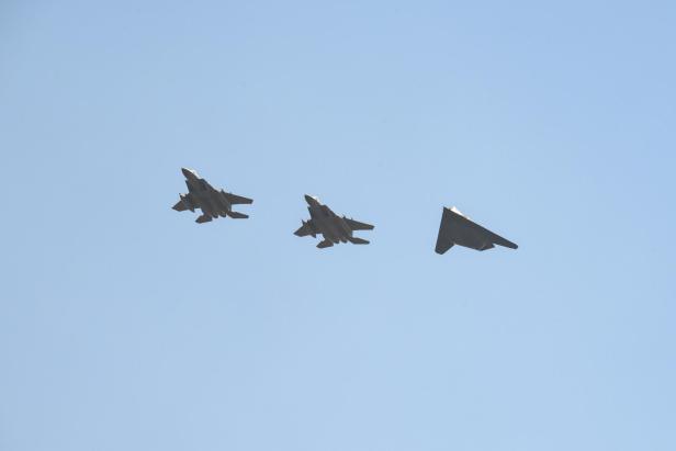 Das erste offizielle Lebenszeichen der F-117 nach ihrer Pensionierung: Ein Training mit F-15s