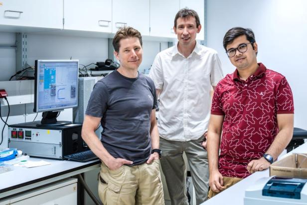 Von links nach rechts: Senior Staff Scientist Robert Hauschild, Professor Stefan Freunberger und der kürzlich promovierte Soumyadip Mondal.