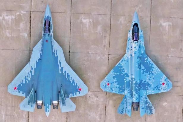 Su-57 (l.) und ein Mock-up der Su-75 (r.)