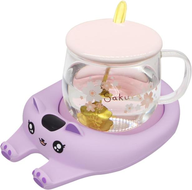 Katzenförmiger, comichafter lila Silikon-Tassenwärmer mit gläserner Tasse darauf