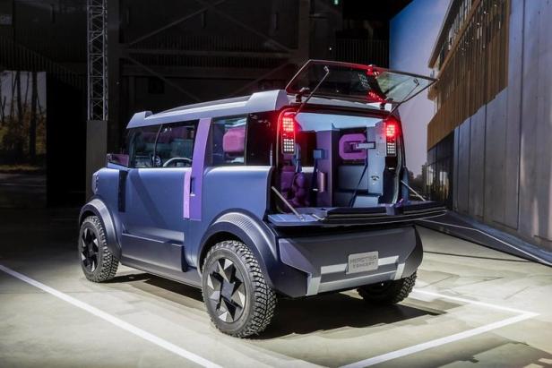 Der Dacia mit geöffnetem Kofferraum.