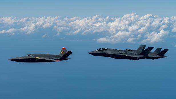 XQ-58A bei einem Testflug mit F-35Bs der US Marines