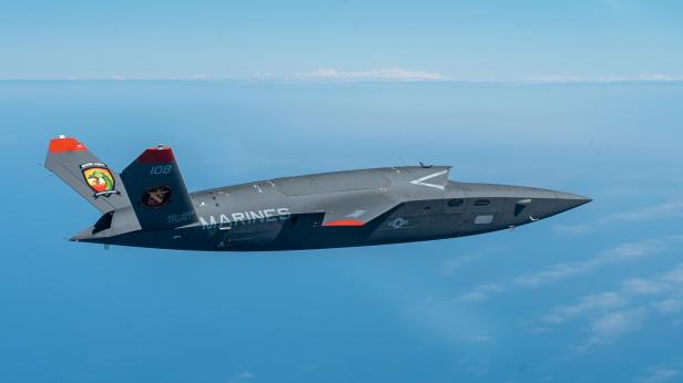 XQ-58A fliegt über dem Meer