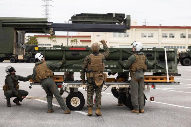 Ein Raketen-Pod eines HIMARS wird ausgetauscht