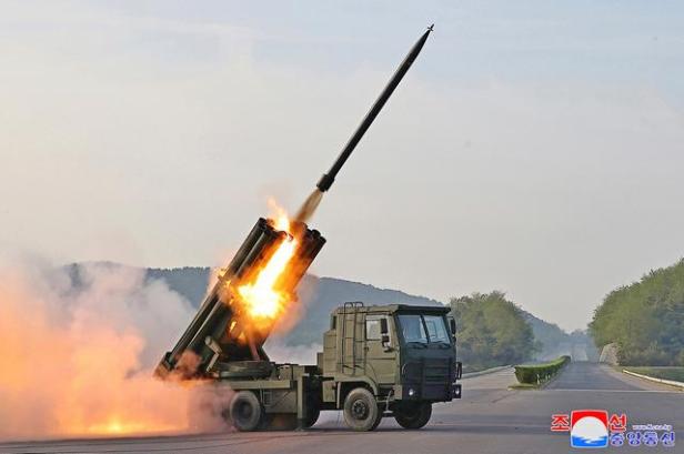 Nordkoreanische Raketenartillerie im Kaliber 240 mm