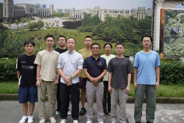 eine Gruppe von Menschen vor grüner Stadtkulisse